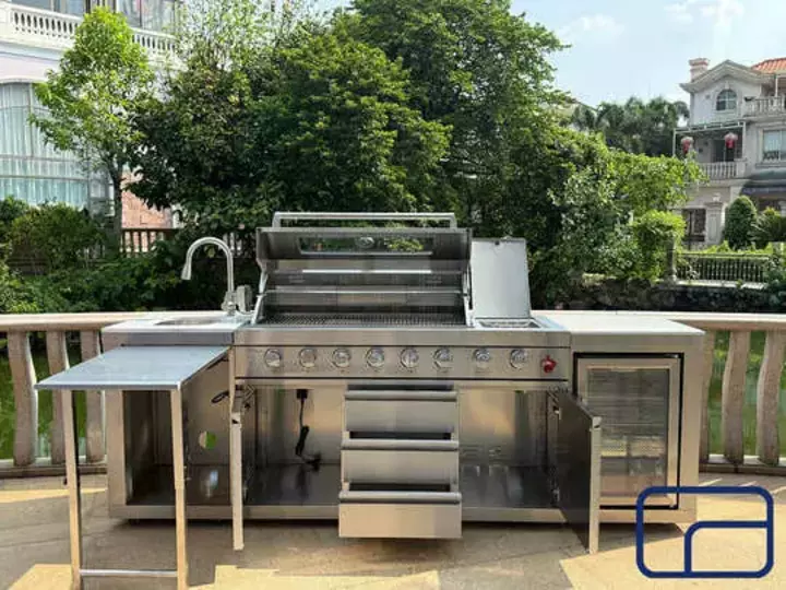 Premium Outdoor Kitchen With Extra Fold-Out Counter